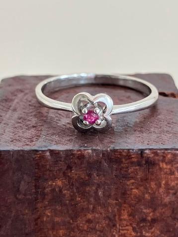 Zilveren ring met edelsteen robijn beschikbaar voor biedingen