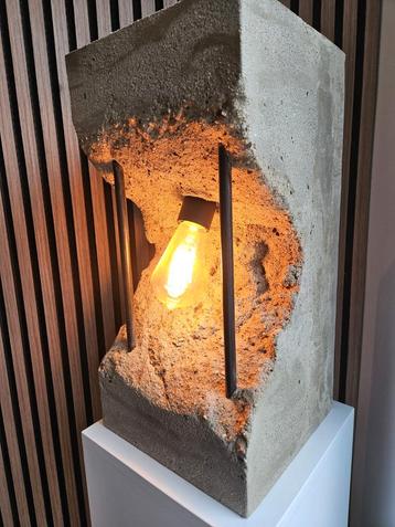 Handgemaakte betonnen lamp.  beschikbaar voor biedingen