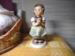 Puntgaaf beeldje van meisje met bloemen.
Merk: Goebel. 1963, Ophalen of Verzenden, Zo goed als nieuw, Hummel