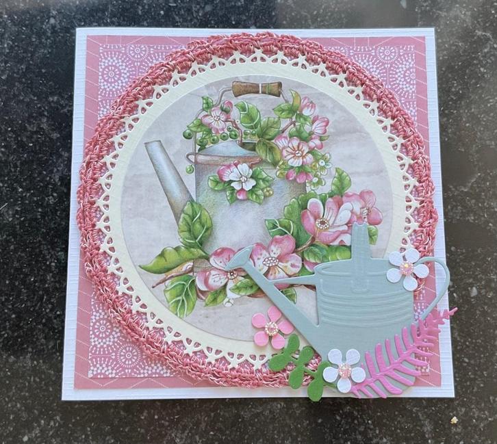 Nr 35 wenskaart met haakwerk Bloemen Gieter, Hobby en Vrije tijd, Kaarten | Zelfgemaakt, Nieuw, Ophalen of Verzenden