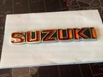 Suzuki NOS tankembleem rode letters. Vintage.  17 x  3cm, Verzamelen, Merken en Reclamevoorwerpen, Ophalen of Verzenden, Overige typen