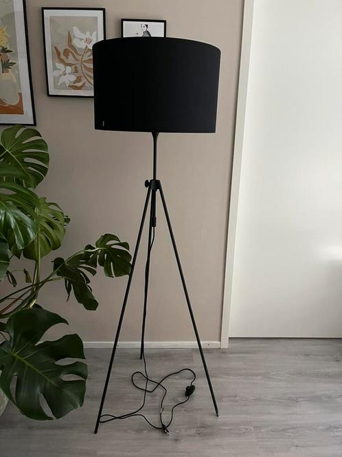 Zwarte vloerlamp Lesley van het merk Zuiver, Huis en Inrichting, Lampen | Vloerlampen, Zo goed als nieuw, 150 tot 200 cm, Ophalen