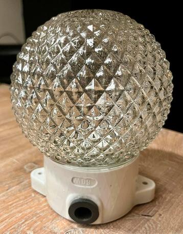 Vintage plafondlamp glas met porseleinen plafondbak uit DDR beschikbaar voor biedingen