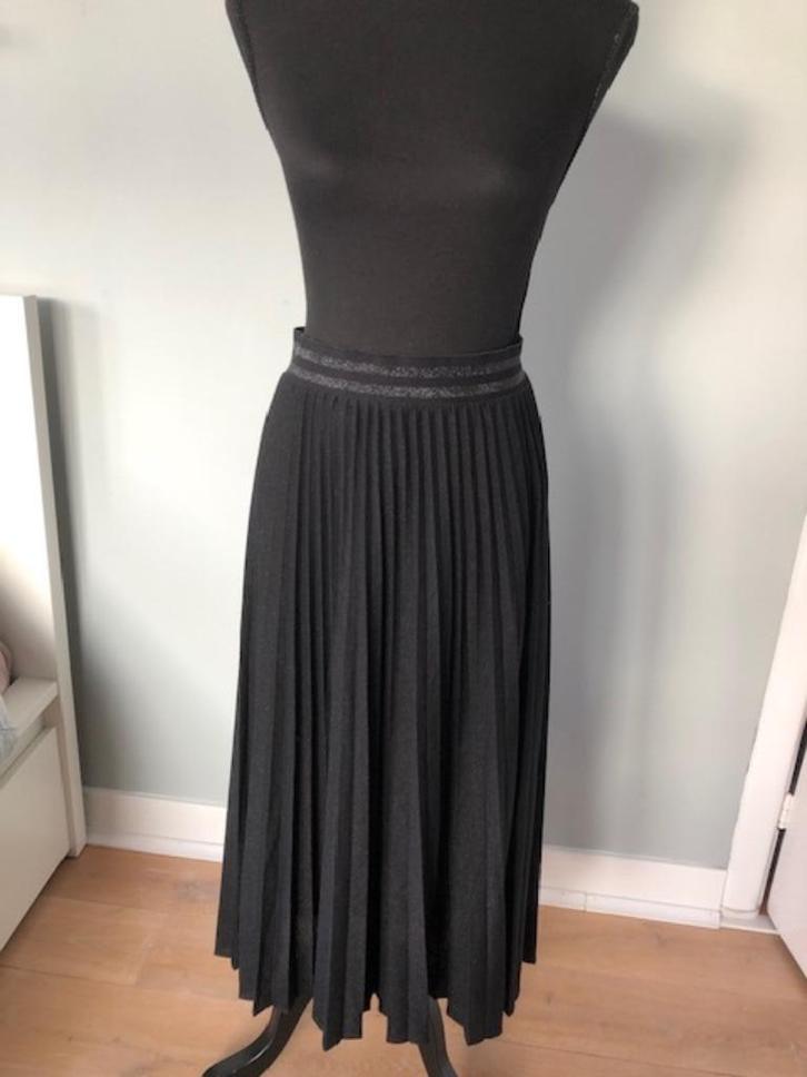 Prachtig nieuwe zwarte plooirok van Anna van Toor maat 40, Kleding | Dames, Rokken, Nieuw, Maat 38/40 (M), Zwart, Onder de knie