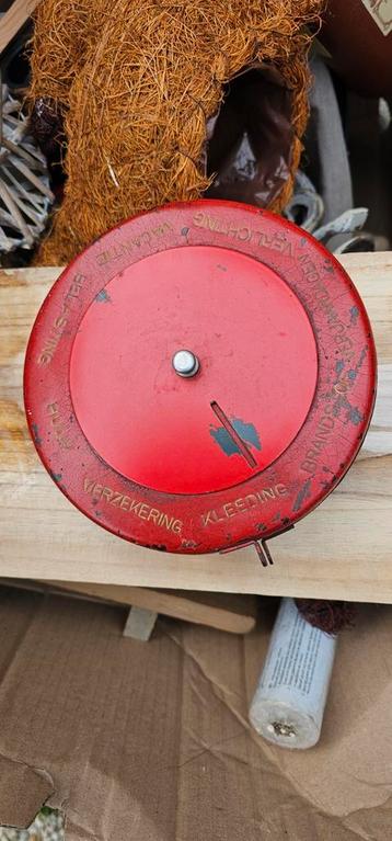 Antieke huishoudtrommel spaartrommel beschikbaar voor biedingen