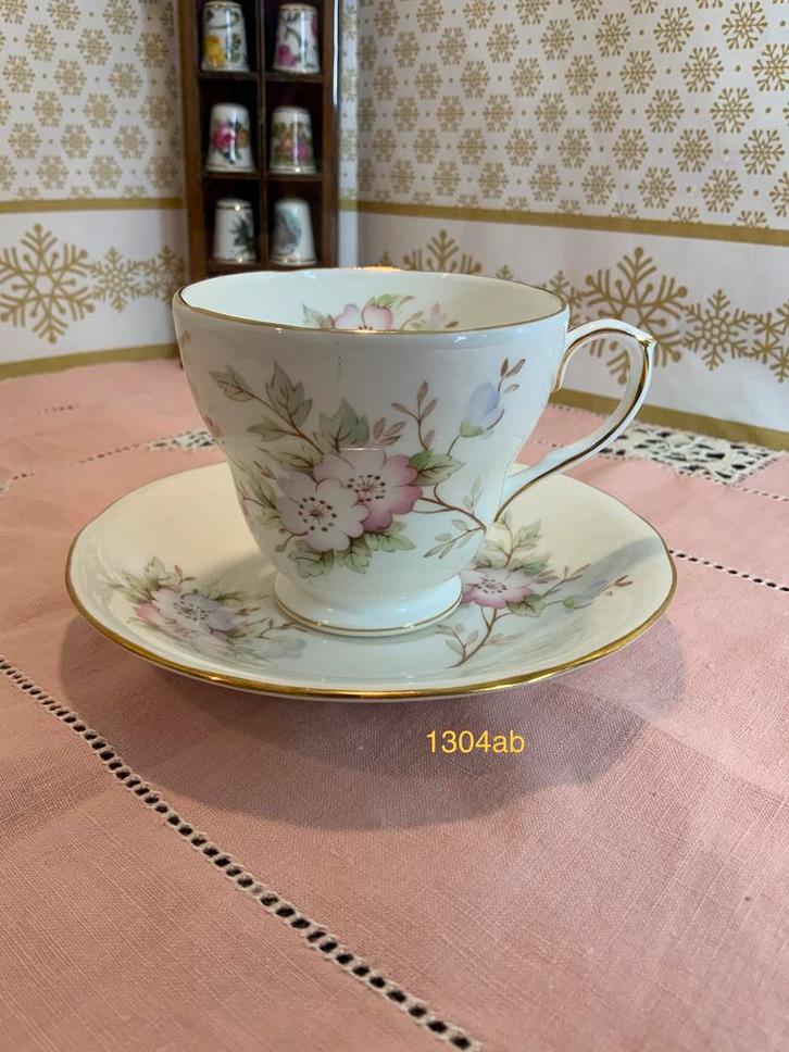 Winchester Bone China England "Maythorne" porcelain tea set, Verzamelen, Porselein, Kristal en Bestek, Zo goed als nieuw, Kop en/of schotel