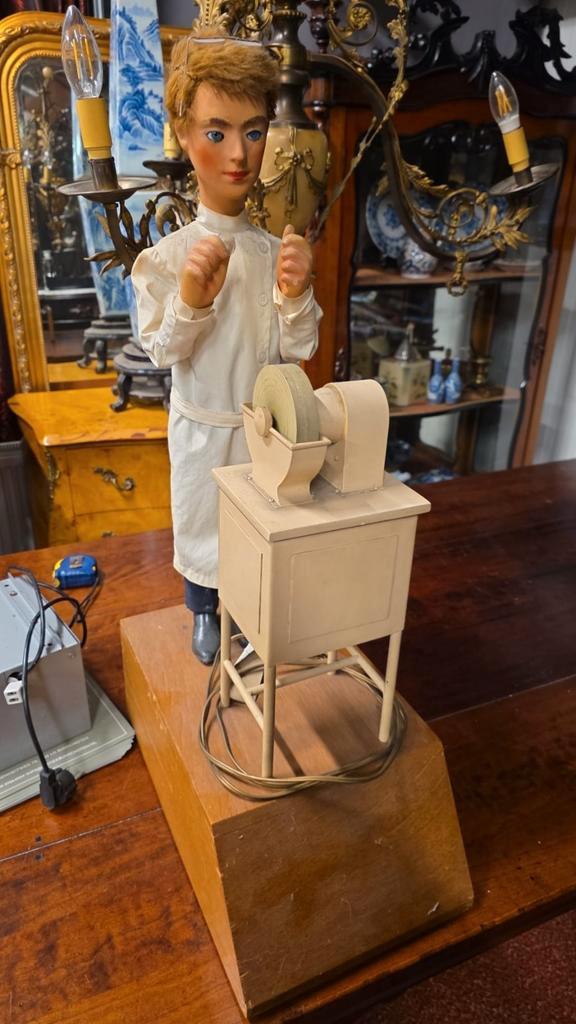 Bewegende etalage automaat opticien - slijpen brillenglazen, Antiek en Kunst, Antiek | Speelgoed, Ophalen