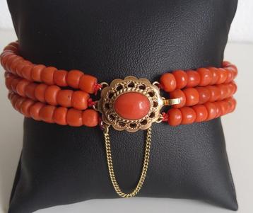Armband van bloedkoraal met een 14 karaat gouden slot beschikbaar voor biedingen