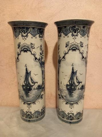 Antiek Delftsblauwe vazen met botters beschikbaar voor biedingen