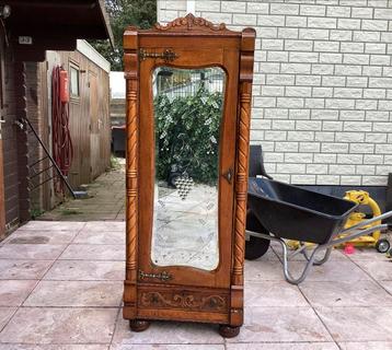 Antieke houten spiegelkast beschikbaar voor biedingen