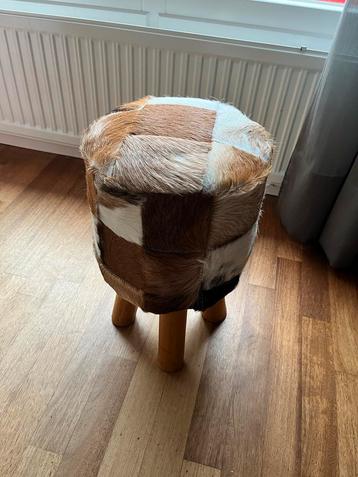 Krukje met koeienhuid beschikbaar voor biedingen