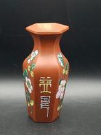 Antiek Chinees Yixing Vaasje Famille Rose Karakters 16,5cmh, Ophalen of Verzenden