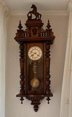 Hangregulateurklok in notenhoutenkast met paardje  ± 1880, Ophalen