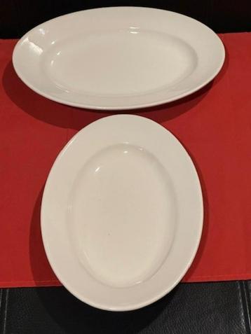 2x ovaal vleesschaaltje P. Regout Maastricht, wit/roomwit beschikbaar voor biedingen