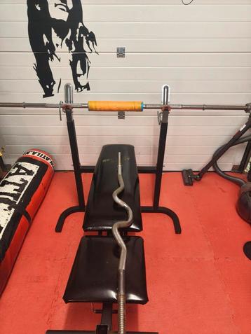 Fitnessbankje met gewichten en stang beschikbaar voor biedingen
