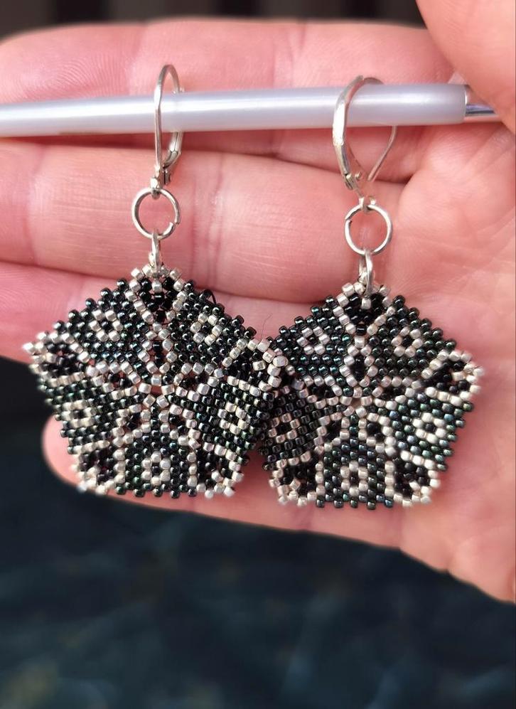 Handgemaakte kraal oorbellen. Zilver, Sieraden, Tassen en Uiterlijk, Oorbellen, Zo goed als nieuw, Zilver, Zwart, Ophalen of Verzenden