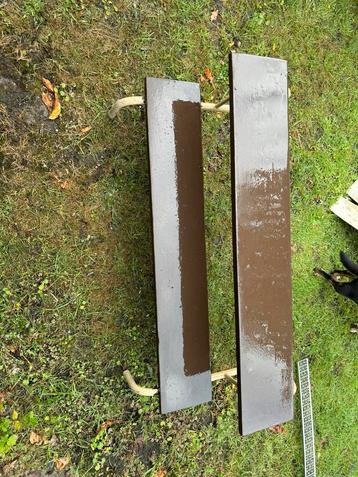 Metale onderstel met hout  Opstapje of plantenstellage beschikbaar voor biedingen