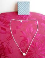 AVON ketting met hanger. Kubus. In orig. doos. Jaren '70, Sieraden, Tassen en Uiterlijk, Kettingen, Nieuw, Ophalen of Verzenden