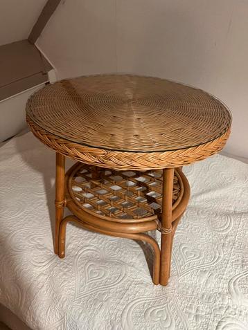 Vintage rotan rieten bijzettafel beschikbaar voor biedingen
