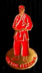 Anton Geesink speld- rood gelakt, Verzamelen, Speldjes, Pins en Buttons, Verzenden, Nieuw, Figuurtje, Speldje of Pin
