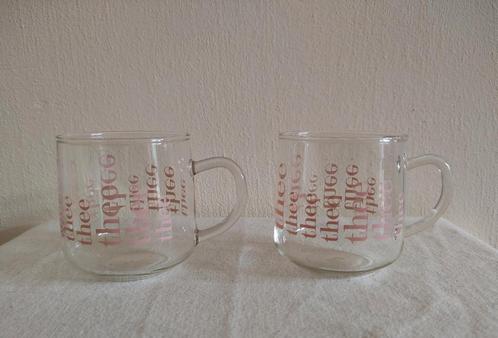 2 Vintage theeglazen met lichtroze tekst 'thee'/45 jaar oud., Verzamelen, Glas en Borrelglaasjes, Zo goed als nieuw, Overige typen
