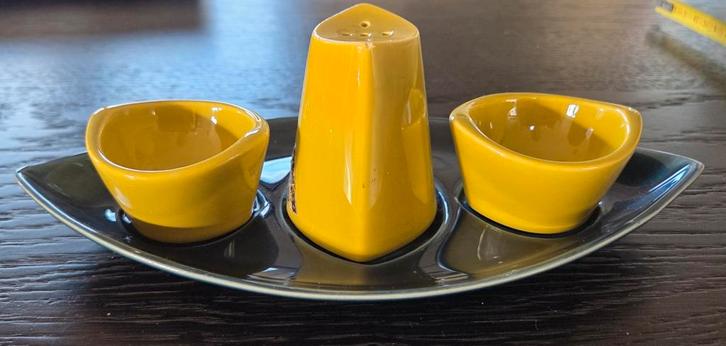 Zenith Gouda Eierschaaltje met Eierdopjes & Zoutstrooier, Antiek en Kunst, Antiek | Keukenbenodigdheden, Ophalen of Verzenden