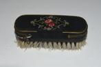 Antieke kledingborstel + nagelgarnituur geborduurde bloemen, Antiek en Kunst, Ophalen of Verzenden