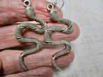 Zilverkleur hang oorbellen 6.9 cm. model SLANG, Overige materialen, Hangers, Verzenden, Zo goed als nieuw