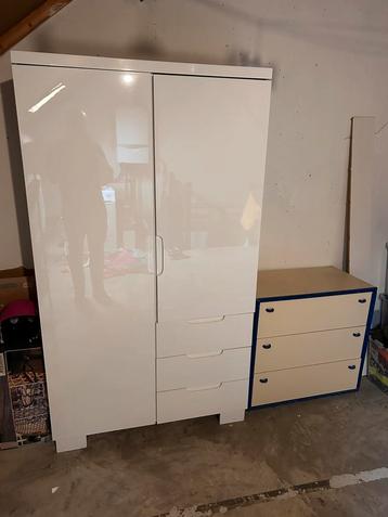 1 kledingkast en 1 ladekast 20 euro per stuk