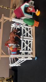 Schleich paardenbak met paarden en hondenhok., Ophalen of Verzenden, Zo goed als nieuw