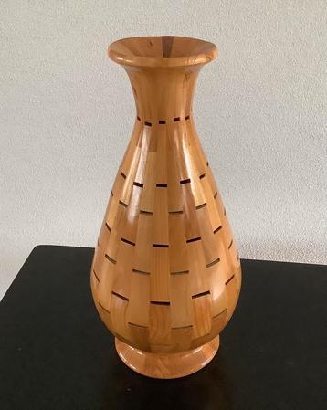 Houten design vaas beschikbaar voor biedingen