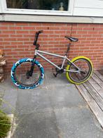 Bmx fiets met een jump schans, Fietsen en Brommers, Fietsen | Crossfietsen en BMX, Ophalen, Zo goed als nieuw, Staal