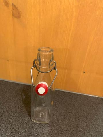 Leuke glazen fles met beugelsluiting beschikbaar voor biedingen