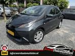 Toyota Aygo 1.0 VVT-i x-play camera p sens 5deurs airco, Voorwielaandrijving, Gebruikt, Met garantie (alle), 4 stoelen