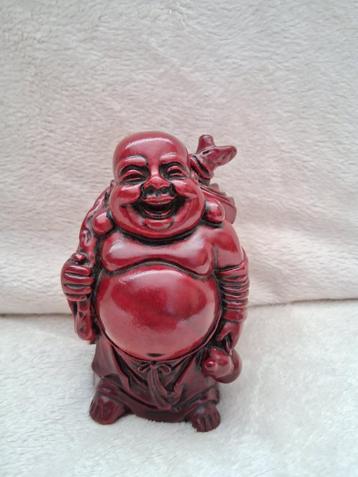 Een vrolijk lachende mahonie rode hars "Boeddha" figuur. beschikbaar voor biedingen