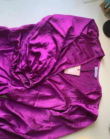 Mooie paarse body beschikbaar voor biedingen