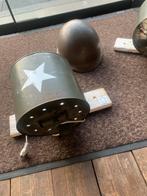 Twee leger muurlampen en helm, Verzamelen, Militaria | Algemeen, Ophalen of Verzenden, Landmacht, Nederland, Helm of Baret