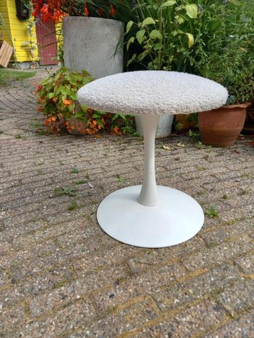 Retro tulip kruk  beschikbaar voor biedingen