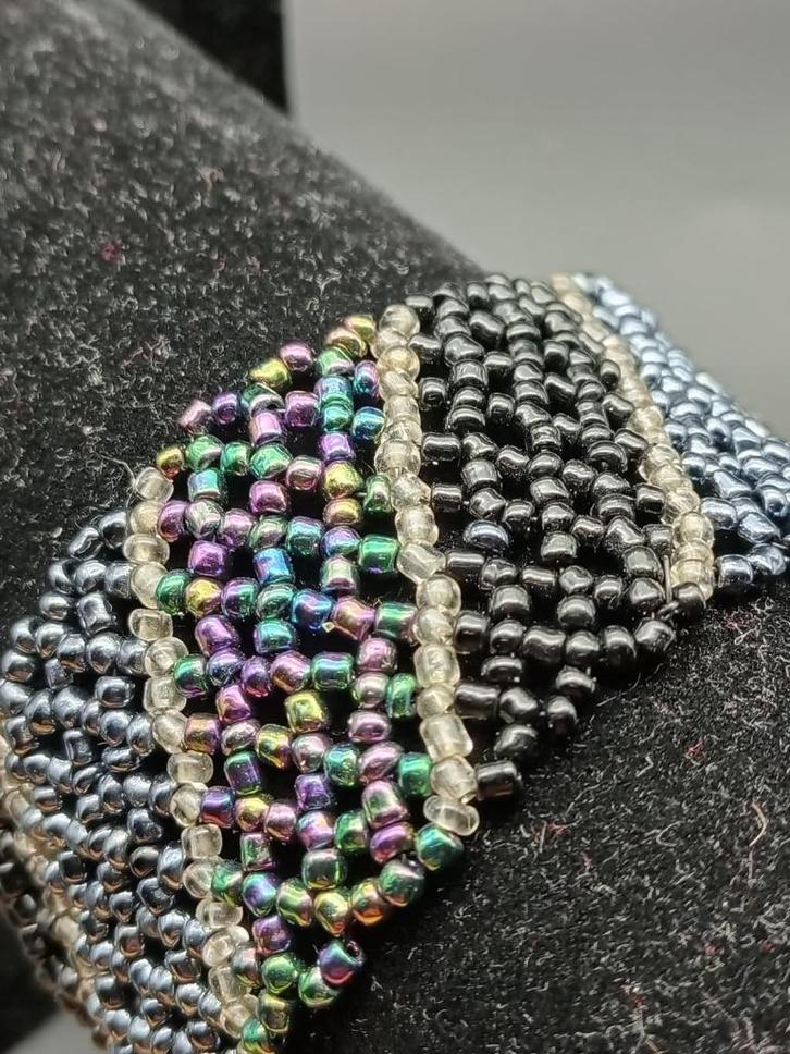 Handgemaakte Brede Kralenarmband – Zwart & Regenboog, Sieraden, Tassen en Uiterlijk, Armbanden, Nieuw, Kunststof of Plastic, Zwart