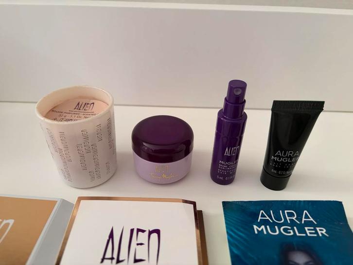 Thierry Mugler Alien & Aura Set: Samples, Kaars, Mist, Sieraden, Tassen en Uiterlijk, Uiterlijk | Cosmetica en Make-up, Zo goed als nieuw