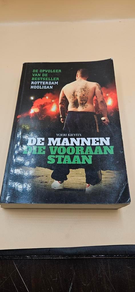De Mannen Die Vooraan Staan - Yoeri Kievits, Boeken, Romans, Gelezen, Nederland, Ophalen of Verzenden