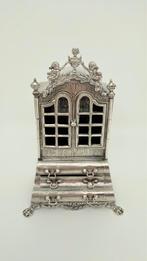 Zilveren miniatuur porseleinkast. Hoog: 11,7 cm, Verzenden, Zilver