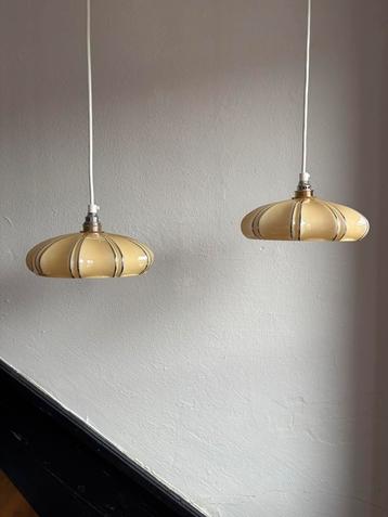 Set 2 vintage hanglampen melkglas geel glas glazen zilver beschikbaar voor biedingen