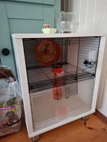 Hamsterkooi van Omlet beschikbaar voor biedingen