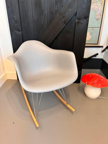 Mooie vintage schommelstoel retro kuipstoel grijze fauteuil beschikbaar voor biedingen