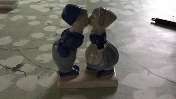 Delfs bleu boy and girl kissing hand painting  beschikbaar voor biedingen