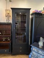 Hoge smalle vitrinekast, vintage servieskast, oude kast VdlM, Huis en Inrichting, Ophalen, Brocante pronkkast, stoer landelijk zwart, glaskast glazenkast