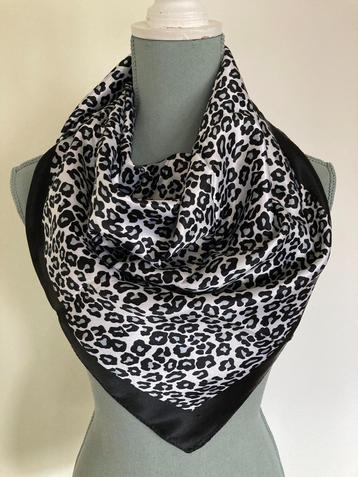 Satijnen sjaal/hoofddoek met panterprint - MOSI beschikbaar voor biedingen