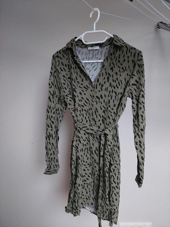 Mooie Pieces Jurk Maat S Khaki kleur, Kleding | Dames, Jurken, Zo goed als nieuw, Maat 36 (S), Groen, Knielengte, Ophalen of Verzenden