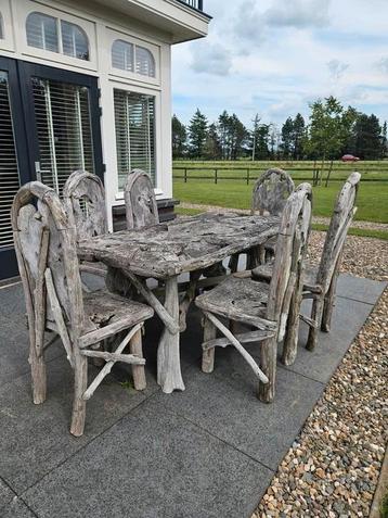Zeer unieke wortelhouten tuinset beschikbaar voor biedingen